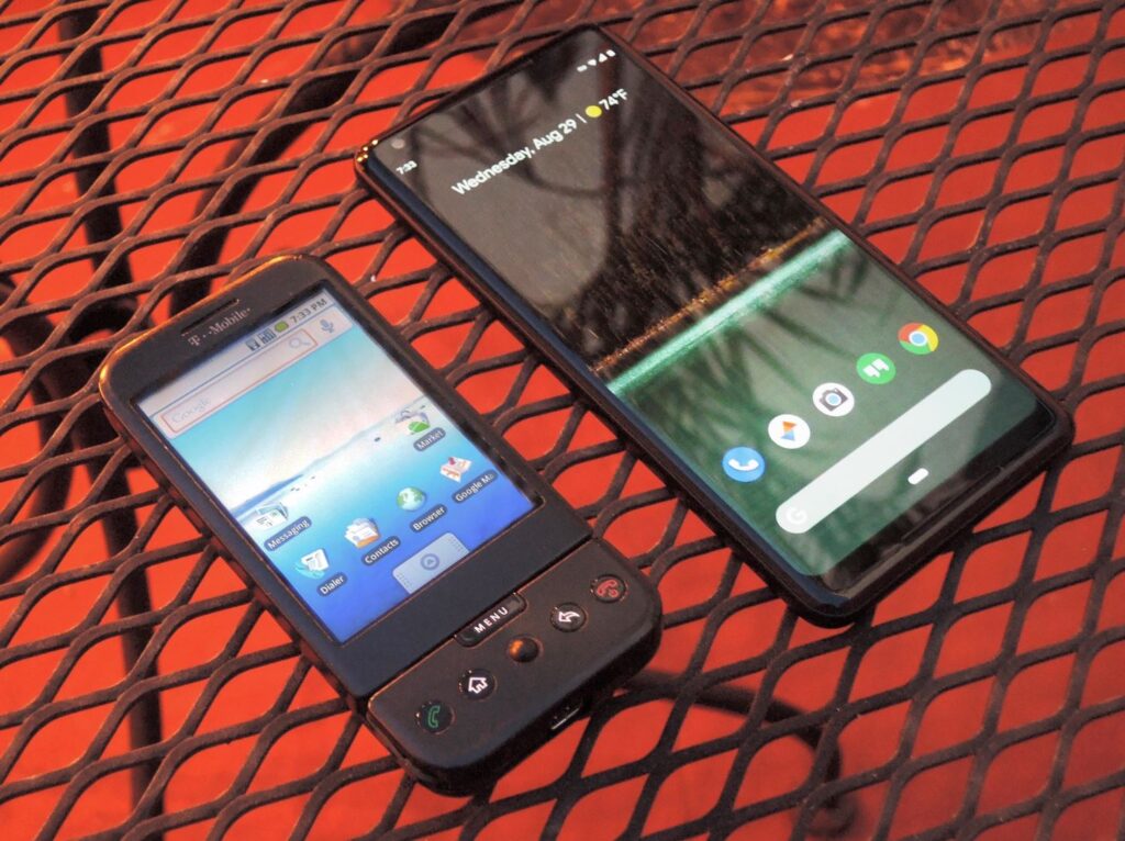 هاتف HTC G1 بجانب هاتف Pixel 2 XL